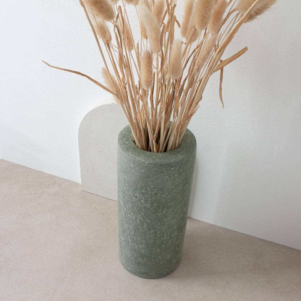 Vase en béton vert olive