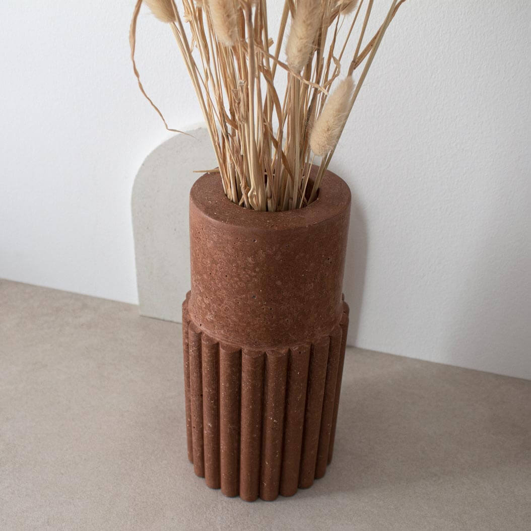 Vase cannelé en béton terracotta